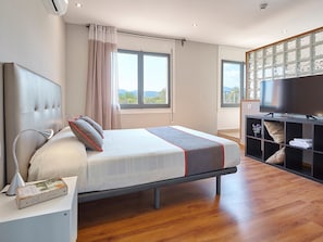 Junior Suite, 1 Double Bed | Desk, rollaway beds, free WiFi, bed sheets - Hostal Mas Ferrer (Cornella del Terri)