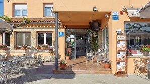Ravintola, jossa on ulkotila ja terassi.