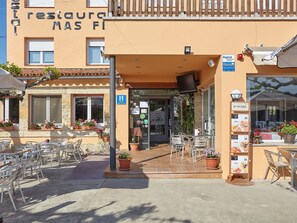 Property entrance - Hostal Mas Ferrer (Cornella del Terri)