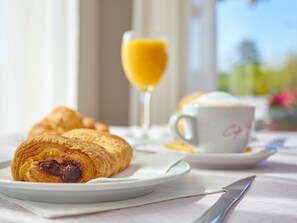 Free daily continental breakfast  - Hostal Mas Ferrer (Cornella del Terri)