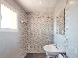 Double Room, 1 Double Bed | Bathroom | Shower, free toiletries, towels - Hostal Mas Ferrer (Cornella del Terri)