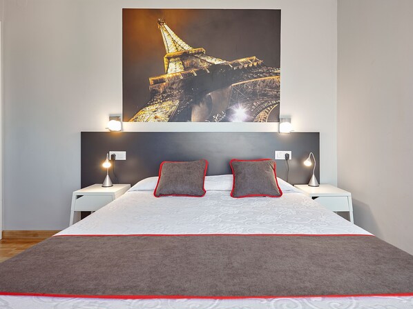 Double Room, 1 Double Bed | Desk, rollaway beds, free WiFi, bed sheets - Hostal Mas Ferrer (Cornella del Terri)