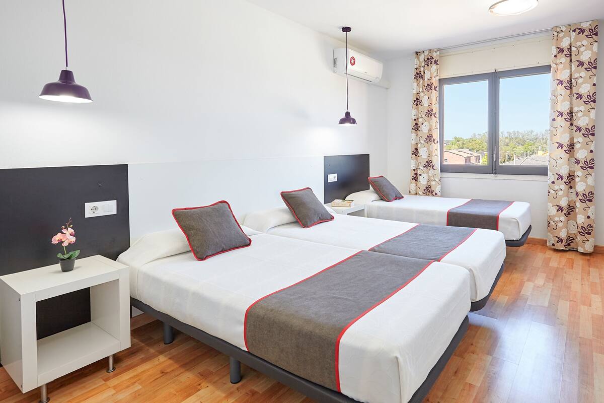 Triple Room | Desk, rollaway beds (surcharge), WiFi (free), bed sheets