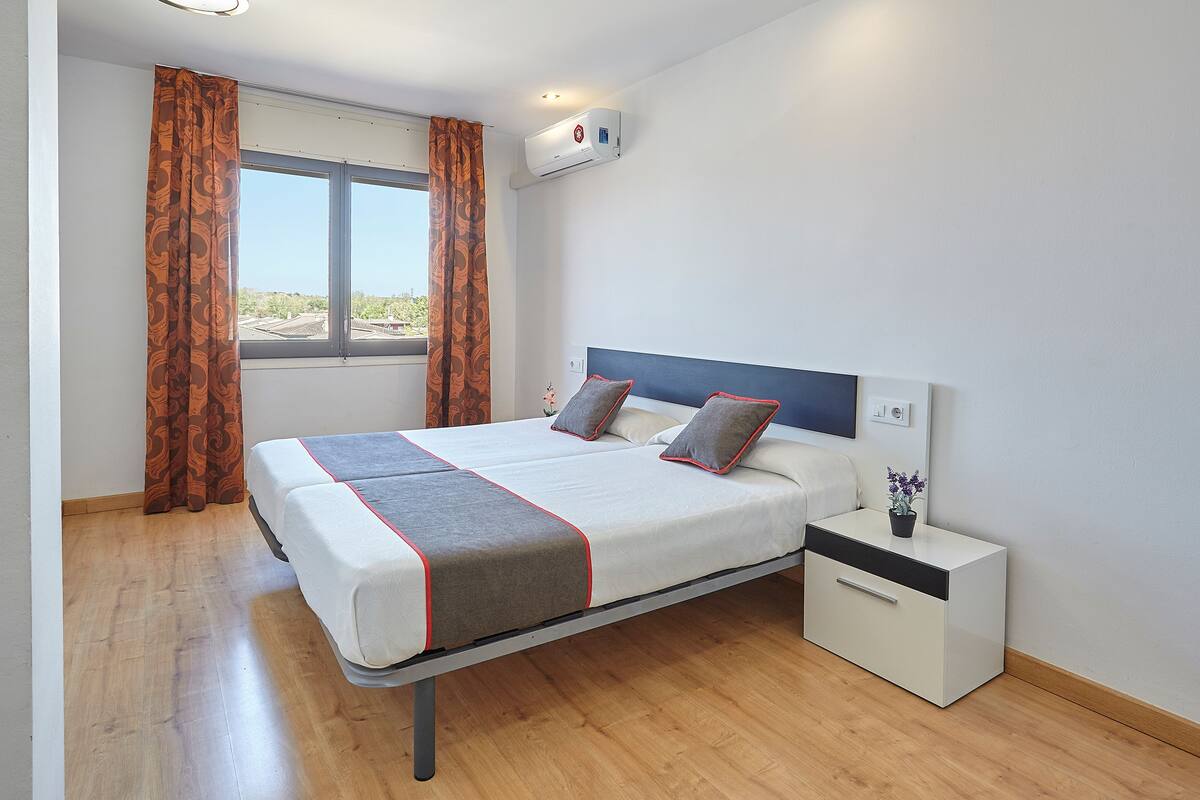 Twin Room | Desk, rollaway beds (surcharge), WiFi (free), bed sheets