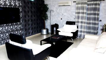 Royal Suite | Premium bedding, in-room safe, desk, laptop workspace