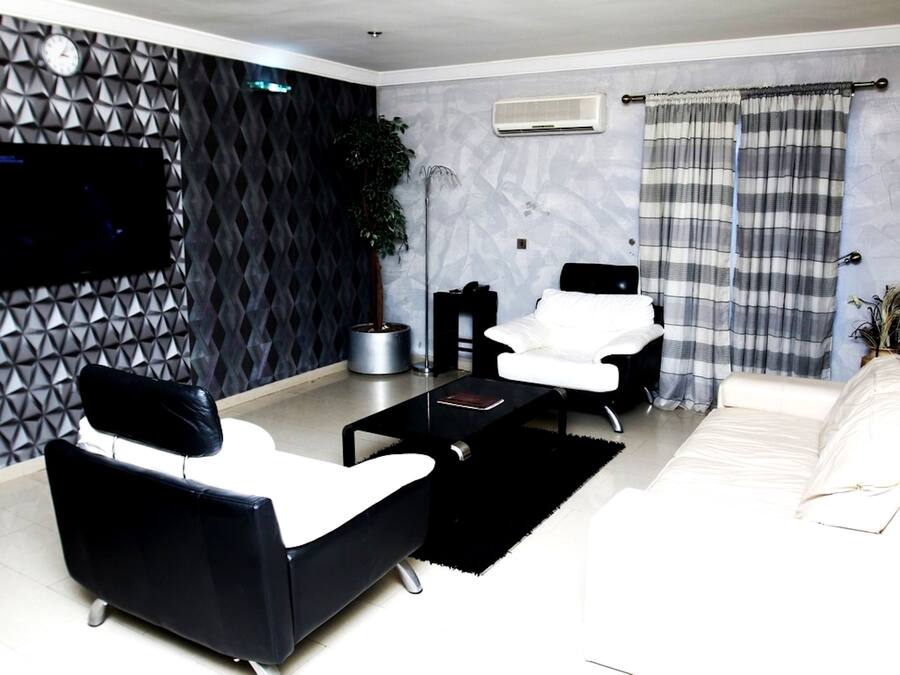 Ropa de cama de alta calidad y caja de seguridad en la habitación