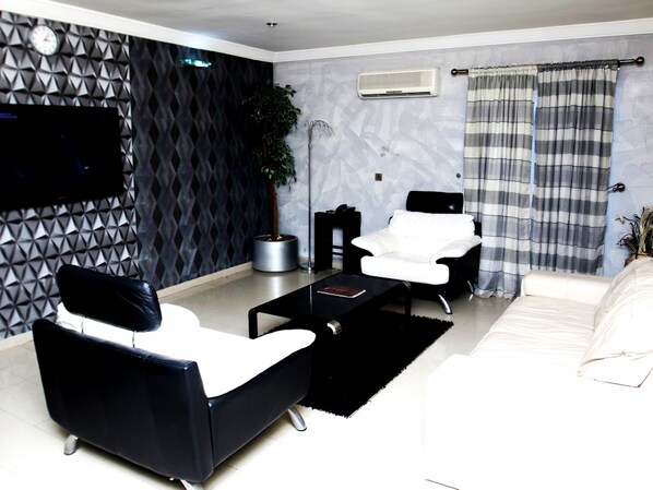 Literie de qualité supérieure, coffres-forts dans les chambres, bureau