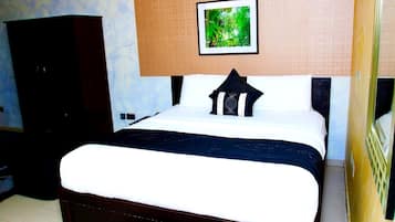 Royal Suite | Premium bedding, in-room safe, desk, laptop workspace