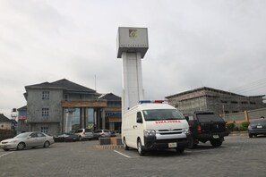 Free self parking - Jonaith Hotels & Suites (Lekki)
