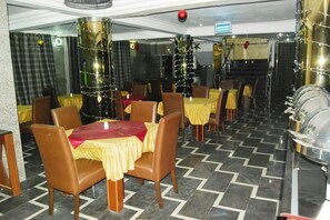 Breakfast, lunch, dinner served; local and international cuisine  - Jonaith Hotels & Suites (Lekki)