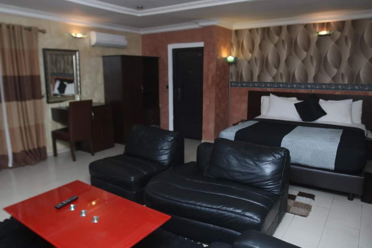 Premium bedding, in-room safe, desk, laptop workspace