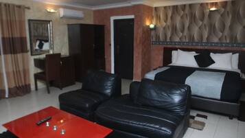 Premium bedding, in-room safe, desk, laptop workspace