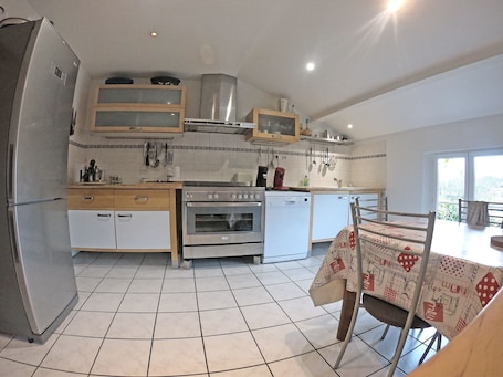 Loft | Private kitchen | Full-size fridge, microwave, oven, stovetop