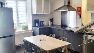 Comfort House, 3 Bedrooms | Private kitchen | Full-sized fridge, microwave, oven, stovetop
