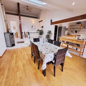 复式房 | 起居区 | 160-厘米纯平电视 （配备卫星频道）、收费电影