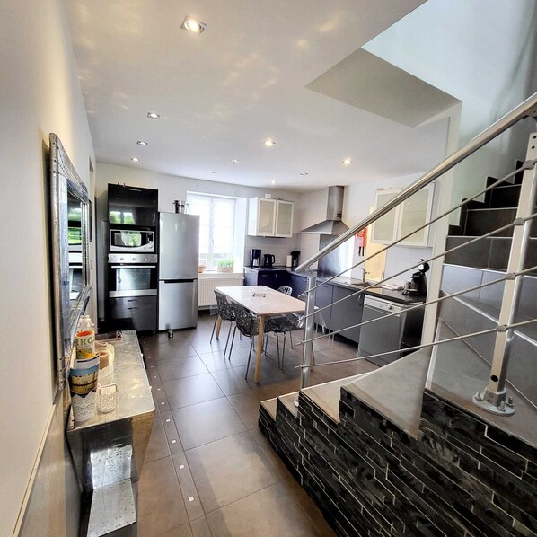 Comfort huis, 3 slaapkamers | Privékeuken | Een koelkast met diepvriezer, een microgolfoven, een oven, een kookplaat