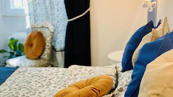 Kolmen hengen luksushuone | Työpöytä, äänieristys, ilmainen Wi-Fi, vuodevaatteet