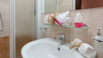 Suihku, ilmaiset hygieniatuotteet, hiustenkuivaaja, pyyhkeet