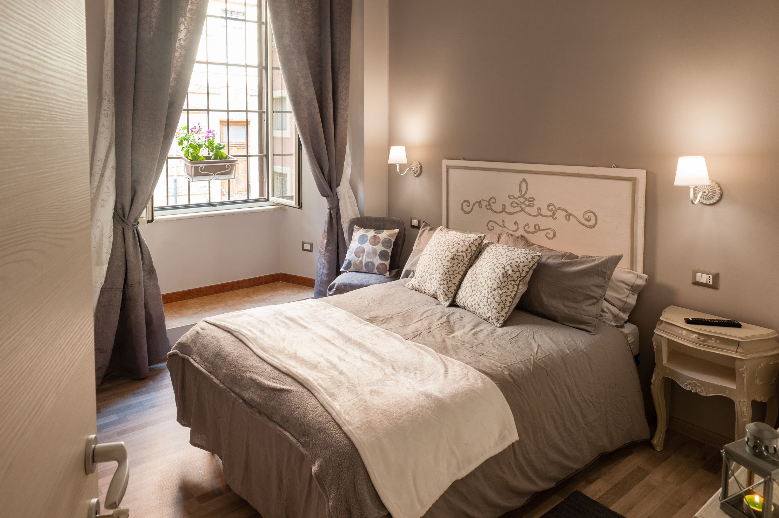 مكتب وتجهيزات عازلة للصوت وواي فاي مجانًا وملاءات أسرّة