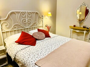 Habitación doble, 1 cama matrimonial | Escritorio, insonorización, wifi gratis y ropa de cama