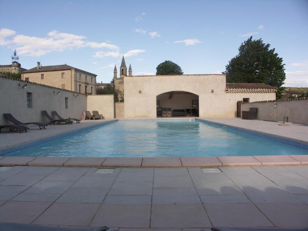 Una piscina al aire libre de temporada
