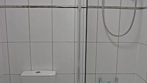 A bathroom with a toilet, a bathtub, and a shower unit. - Birch at Somerhill (Hove)