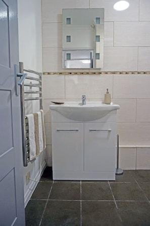 Luxury Apartment, 2 Bedrooms | Bathroom | Free toiletries, hair dryer, towels