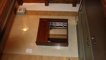 Deluxe Triple Room | Bathroom | Rainfall showerhead, free toiletries, hair dryer, bidet