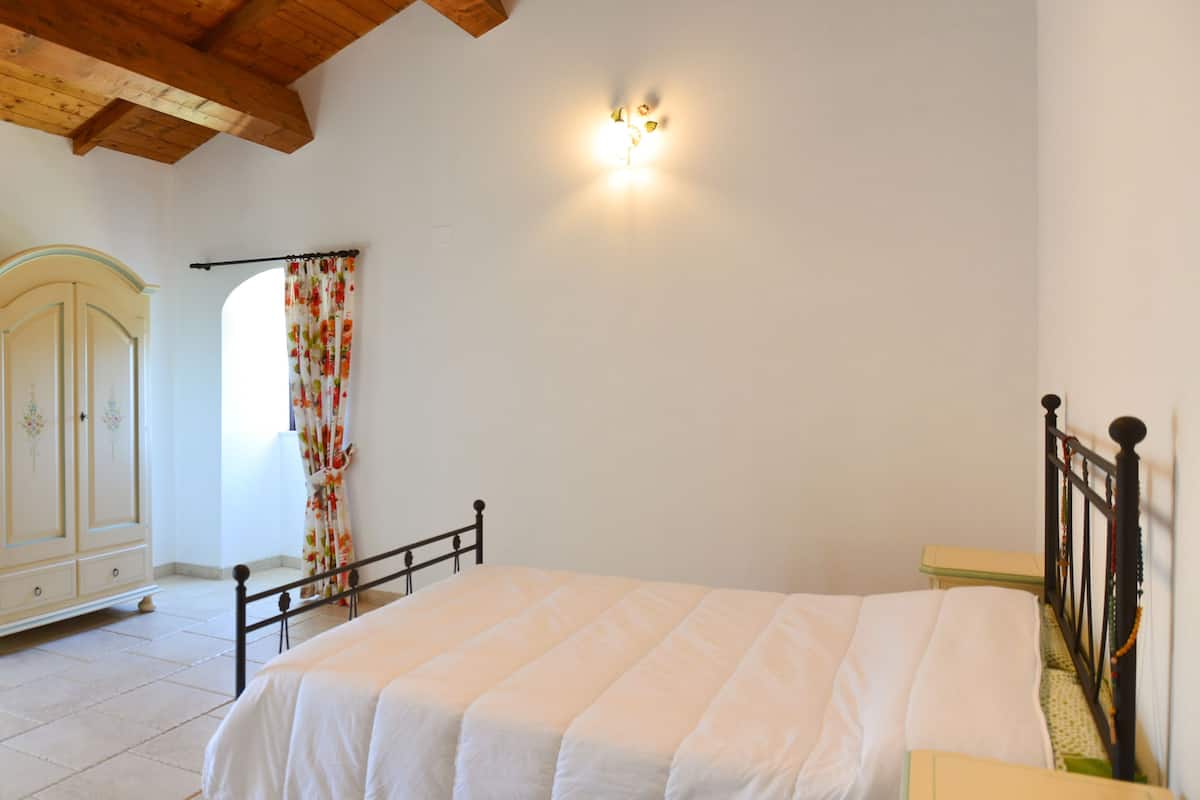 Escritorio, cortinas blackout, cunas gratuitas y wifi gratis