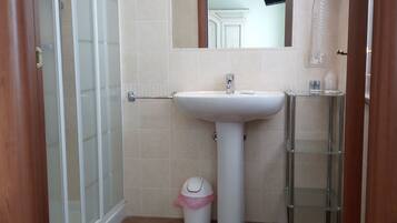 Doccia, set di cortesia gratuito, asciugacapelli, bidet