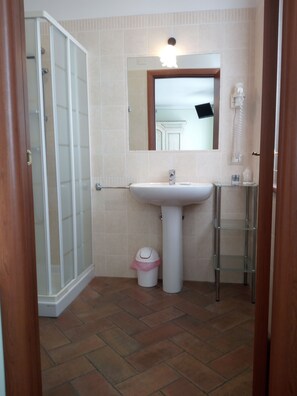 Shower, free toiletries, hair dryer, bidet