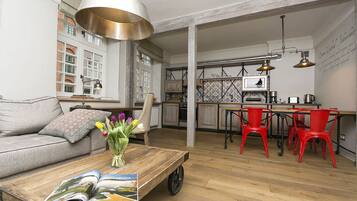 Design Suite, 1 Bedroom, Kitchenette, City View (Farenheit) | Hypo-allergenic bedding, minibar, in-room safe, individually decorated