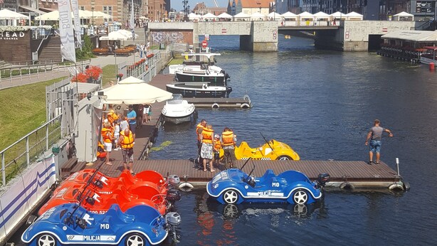 A canal with boats, a bridge, and buildings. - Patio Apartamenty (Gdansk)