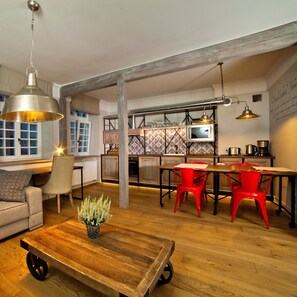 Design Suite, 1 Bedroom, Kitchenette, City View (Farenheit) | Dapur peribadi | Peti sejuk, ketuhar gelombang mikro, ketuhar, dapur 