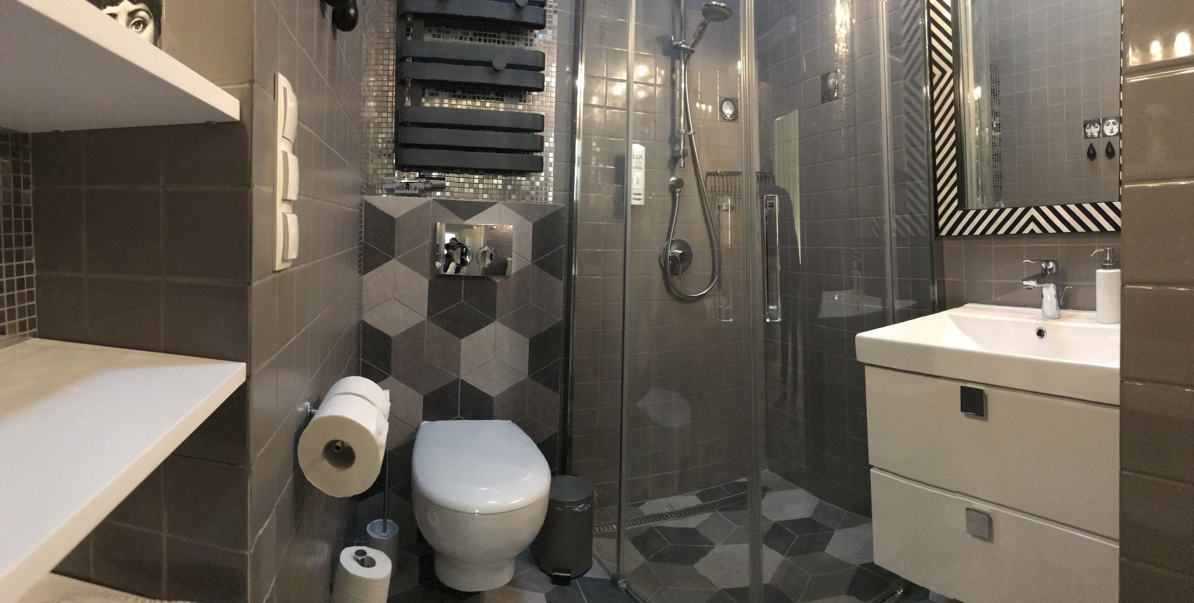 Ein modernes Badezimmer mit Toilette, Dusche und Waschbecken.
