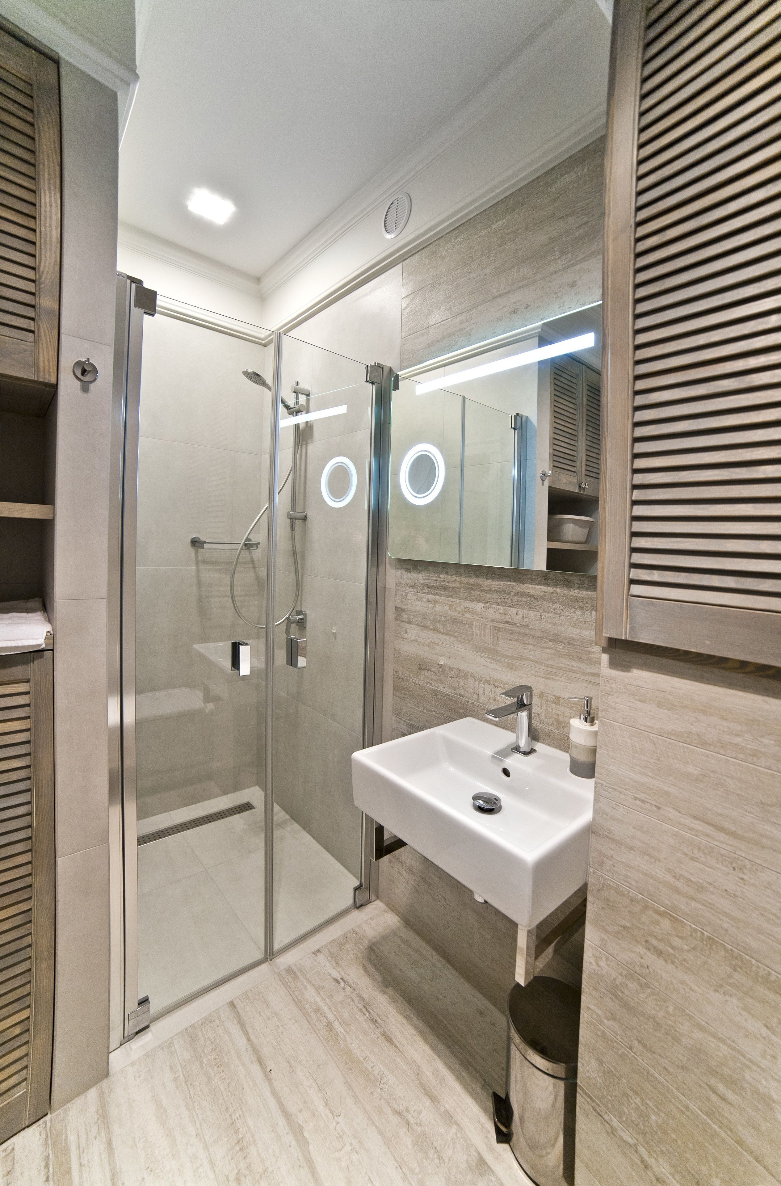Design-Suite, 1 Schlafzimmer, Terrasse, Stadtblick (Strakowski) | Badezimmer | Dusche, Hydromassagedusche, kostenlose Toilettenartikel, Haartrockner