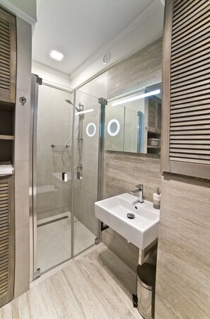 Design Suite, 1 Bedroom, Patio, City View (Strakowski) | Bilik Mandi | Pancuran mandi, hulu semburan hidrourut