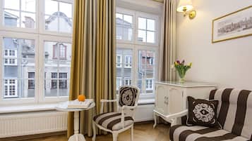 Comfort-Suite, 1 Schlafzimmer, Kochnische, Stadtblick (Mariacka) | 1 Schlafzimmer, Allergikerbettwaren, Minibar, Zimmersafe