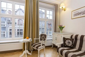 舒适套房, 1 间卧室, 简易厨房, 城市景观 (Mariacka) | 防过敏的被褥、迷你吧、客房内保险箱��、特色装修