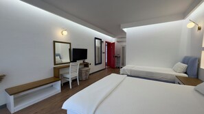 Chambre triple Standard, balcon | Draps en coton égyptien, literie de qualité, couette en duvet