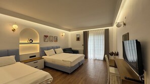Chambre triple Standard, balcon | Draps en coton égyptien, literie de qualité, couette en duvet