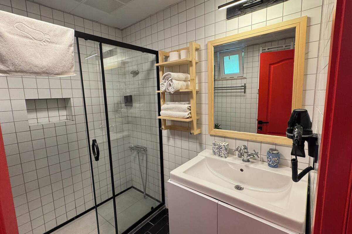 shower, rainfall showerhead, free toiletries, hair dryer