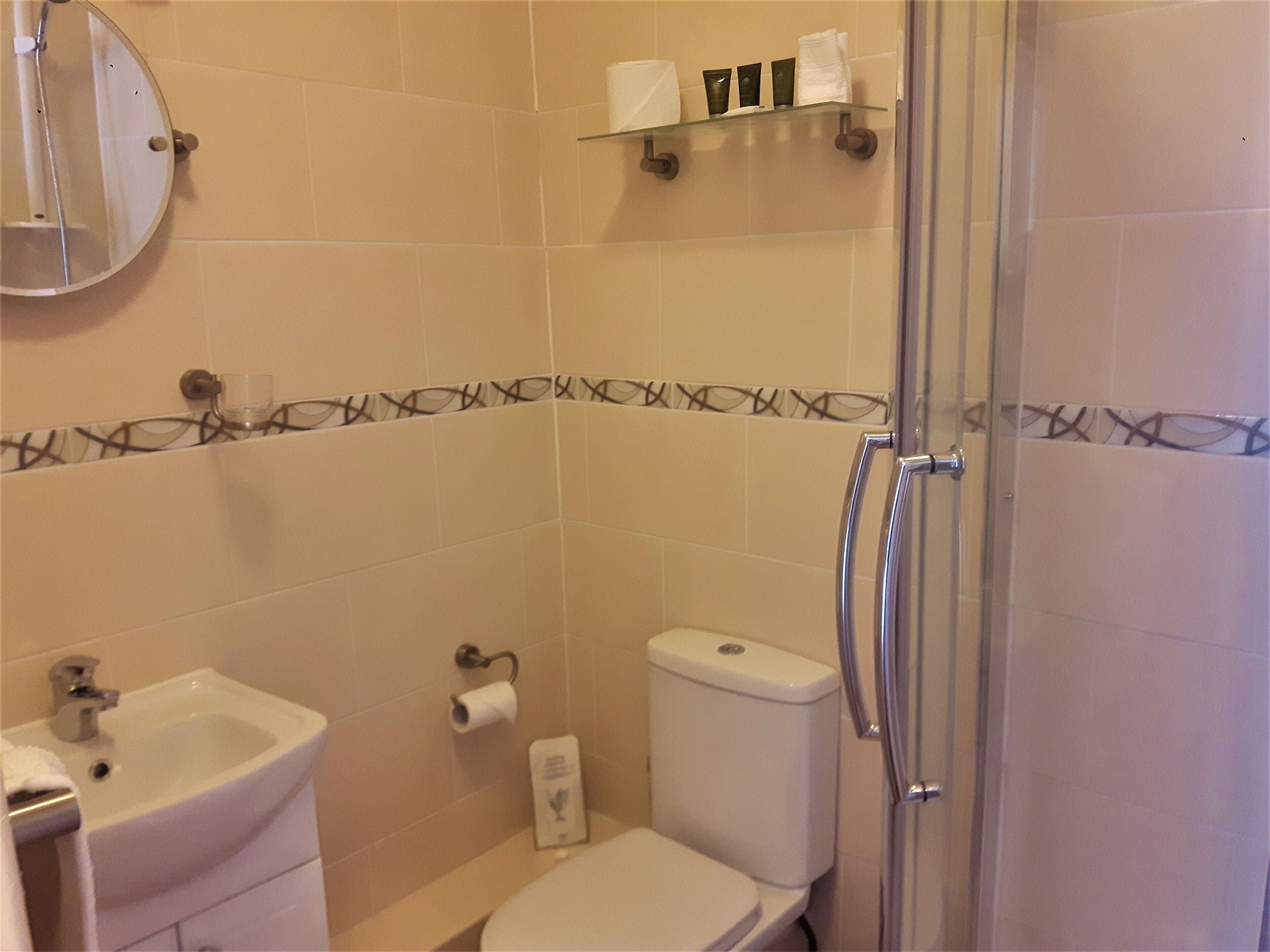 Double Room, Ensuite | Bathroom | Free toiletries