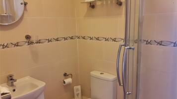 Double Room, Ensuite | Bathroom | Free toiletries