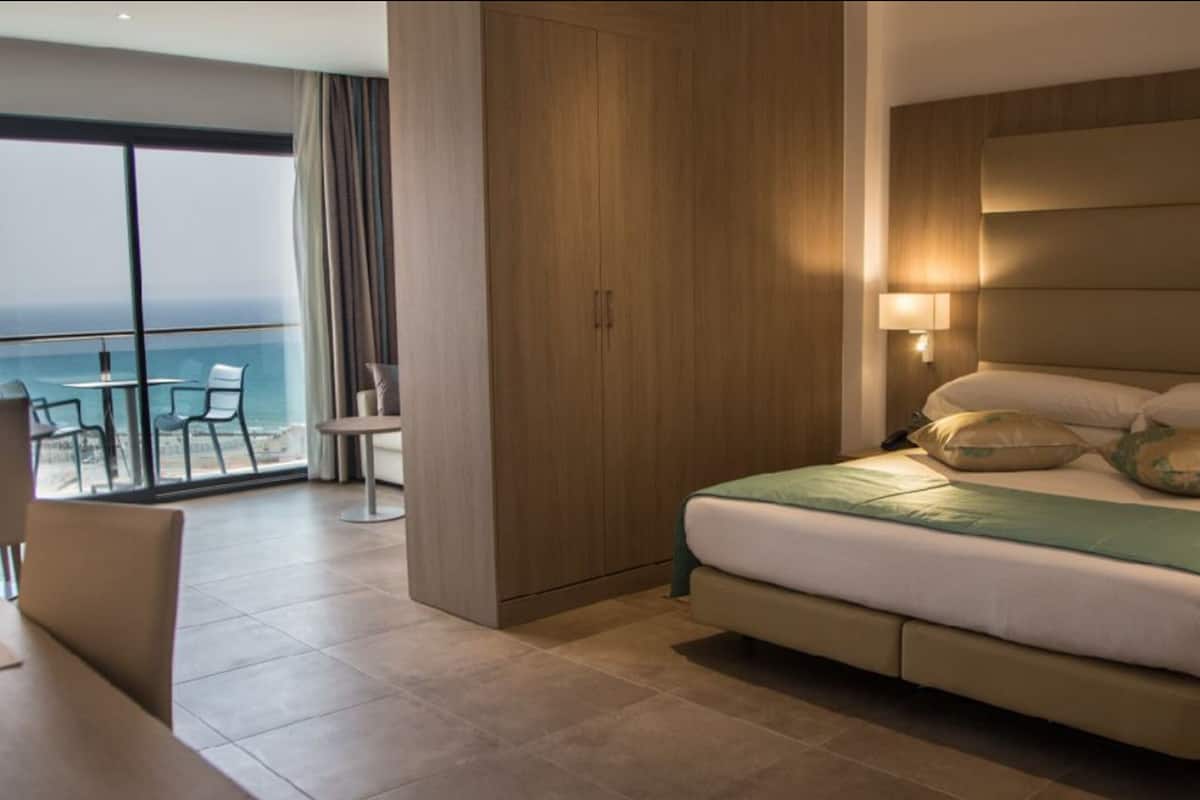 double room, sea view | 1 bedroom, minibar, in-room safe, desk