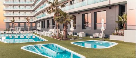 3 piscine all'aperto, ombrelloni da piscina, lettini