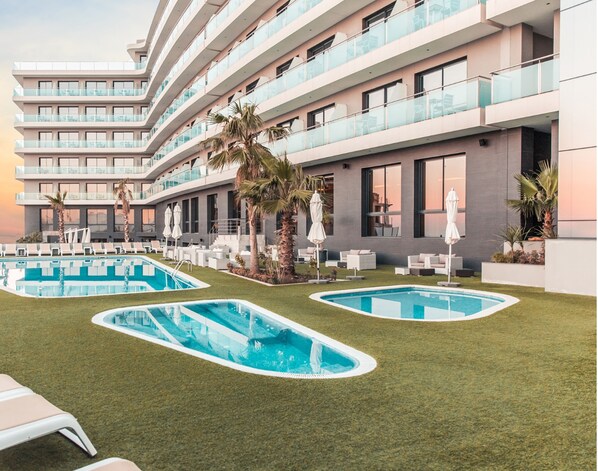 3 piscines extérieures, parasols, chaises longues