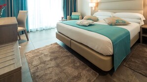 A modern hotel room with a large bed, a desk, and a chair. - Az Hotel Le Zephyr Mostaganem (Mazagran)