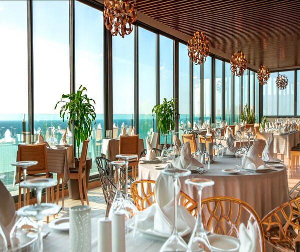 Daily buffet breakfast (DZD 2200 per person)