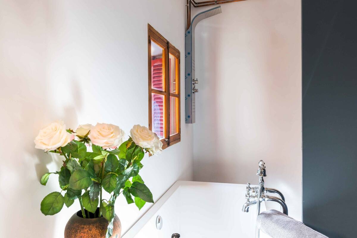suite | bathroom | deep-soaking bathtub, rainfall showerhead, free toiletries, hair dryer
